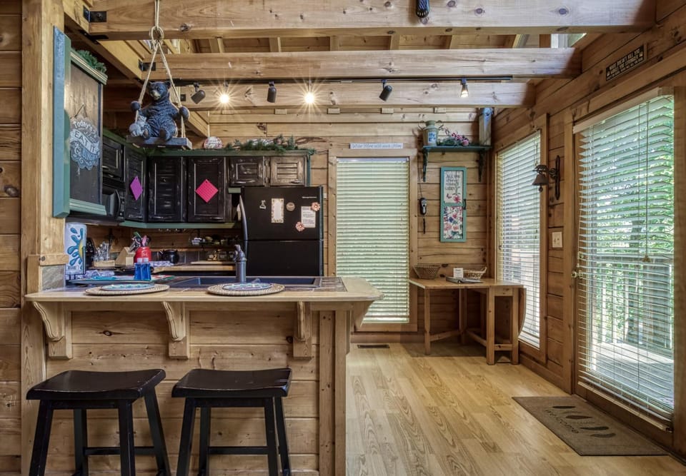 Coffee/tea facilities, Kitchen or kitchenette, Decorative detail, Seating area, microwave, oven, pet friendly, stove, toaster, kitchen