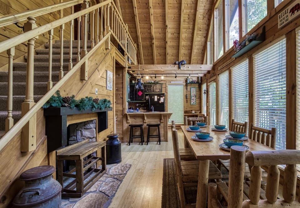 Natural landscape, View (from property/room), Kitchen or kitchenette, Decorative detail, Seating area, Dining area, fireplace, pet friendly, kitchen