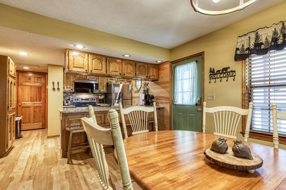 Coffee/tea facilities, Kitchen or kitchenette, Decorative detail, Seating area, Dining area, oven, stove, toaster