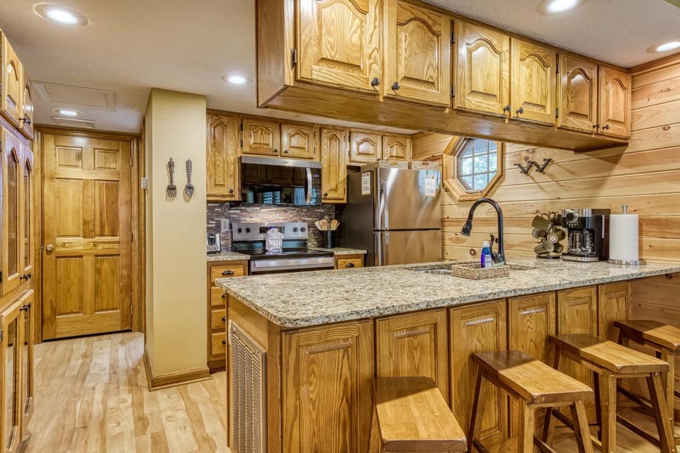Coffee/tea facilities, Kitchen or kitchenette, Decorative detail, Decorative detail, Communal kitchen, dishwasher, microwave, oven, stove, stove, toaster, toaster, kitchen, kitchen