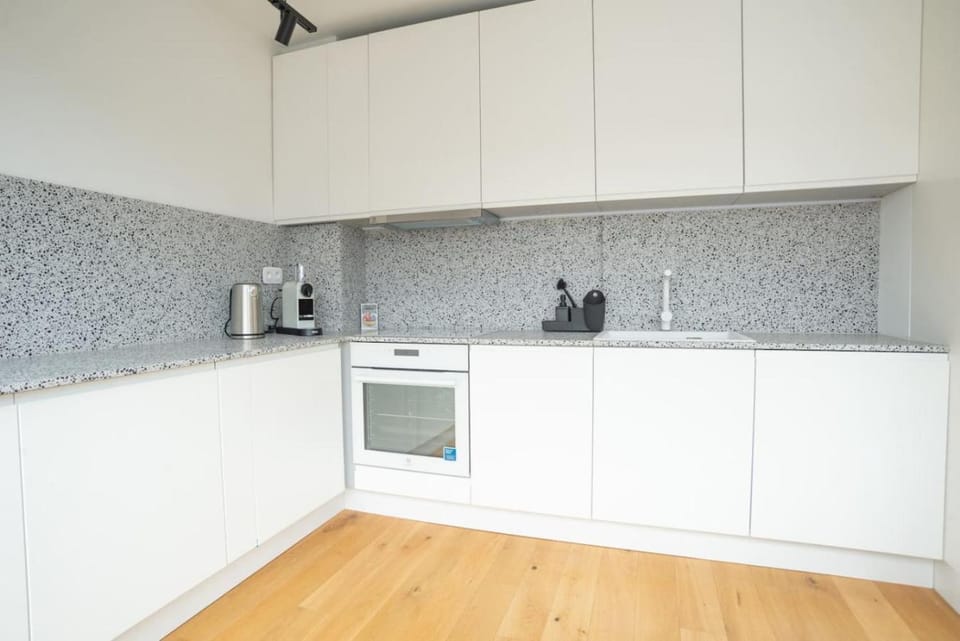 Coffee/tea facilities, Kitchen or kitchenette, stove