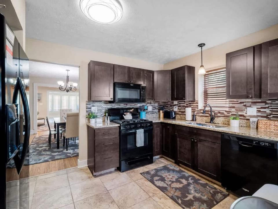 Cleveland 3 Bedroom, 10 Mins to Downtown House in Cleveland Heights