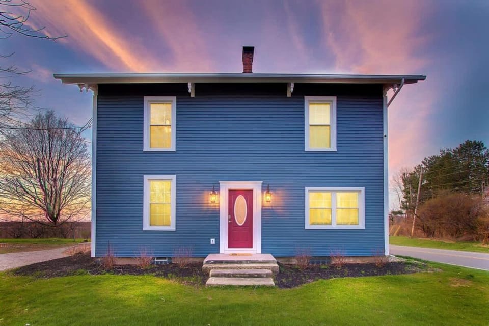 Countryside Getaway Large Shared Yard & Parking in Vermilion House in Vermilion