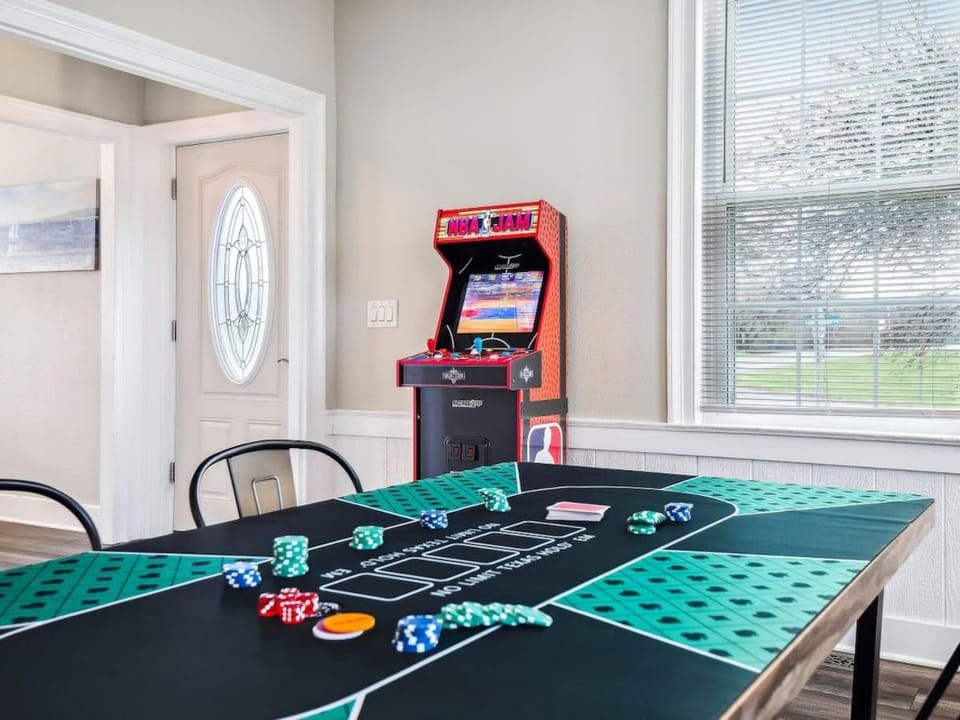 Countryside Getaway Large Shared Yard & Parking in Vermilion House in Vermilion