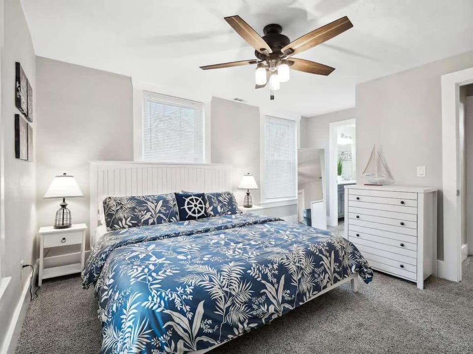 Countryside Getaway Large Shared Yard & Parking in Vermilion House in Vermilion