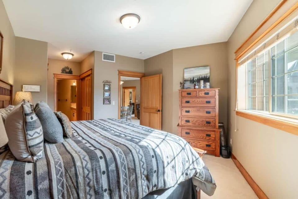 Basecamp in Riverstone Walk to River Shops and more House in Coeur dAlene