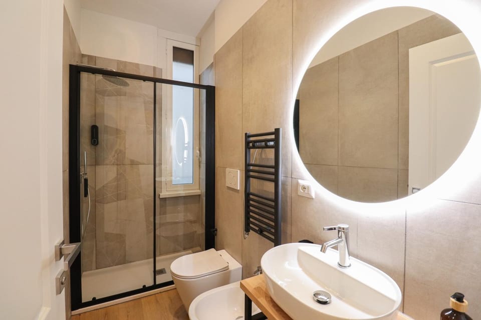 Shower, Toilet, Bathroom, bidet, towels
