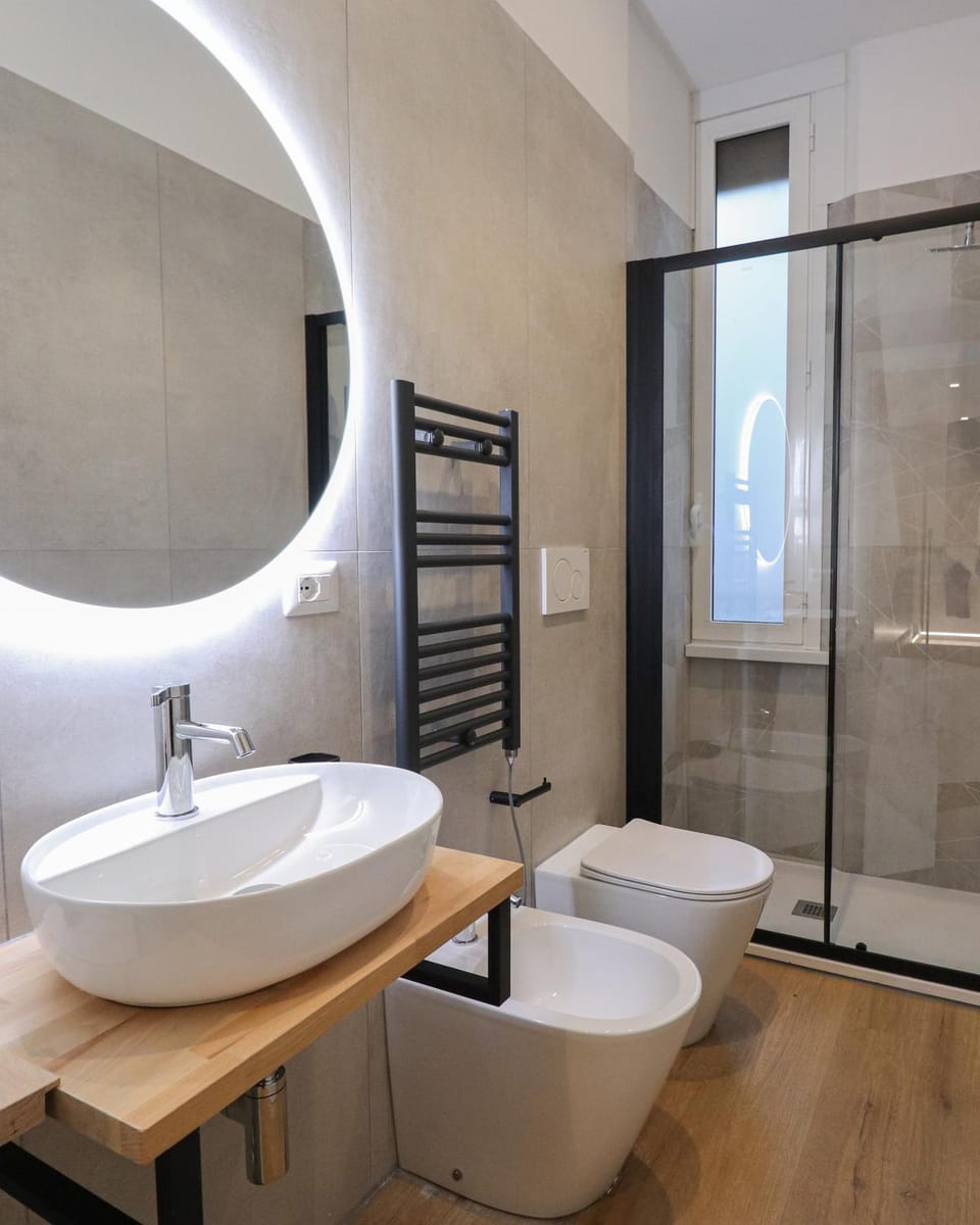 Shower, Toilet, Bathroom, towels, Internal: Not applicable to any particular room