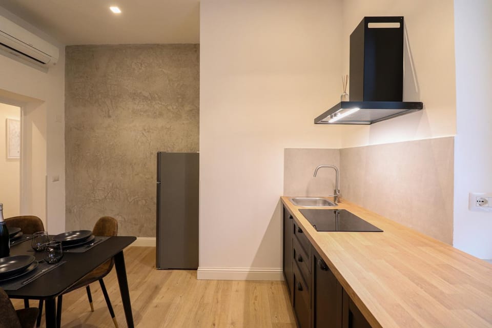 Kitchen or kitchenette, Dining area, stove, air conditioner