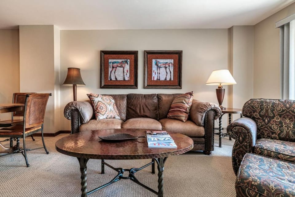 Spacious Seasons Vacation Home Steps To Lift Apartment in Avon
