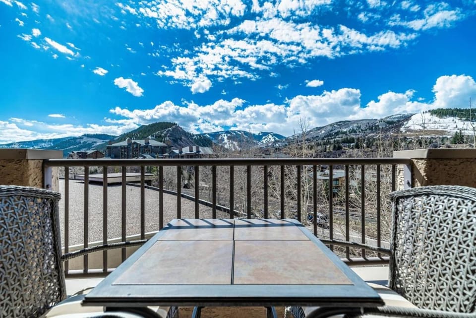 Spacious Seasons Vacation Home Steps To Lift Apartment in Avon