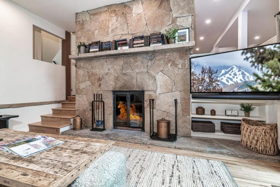 4Bed 3Bath TownHouse Hot tub House in Avon