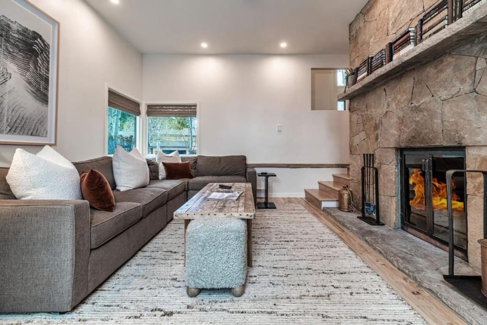 4Bed 3Bath TownHouse Hot tub House in Avon