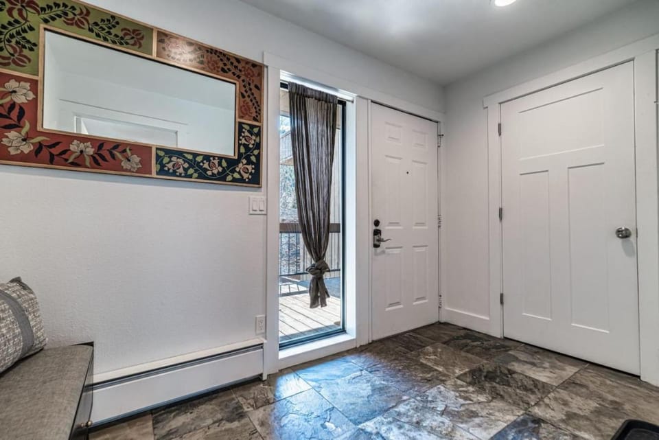 Cozy 3BD 2BA Mt Condo Overlooking Eagle River Apartment in Avon