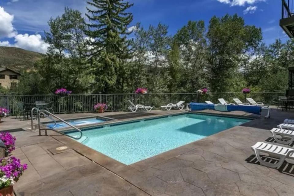 Cozy 3BD 2BA Mt Condo Overlooking Eagle River Apartment in Avon