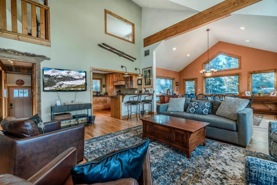 Chalet L’Etoile – Stunning Mountain View w/Hot Tub House in Park County
