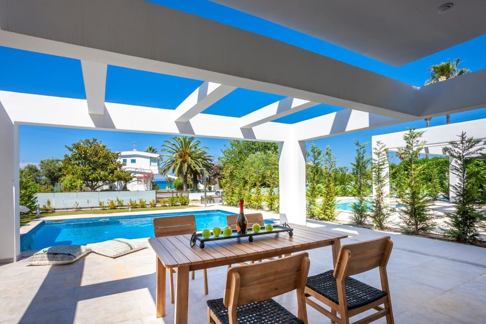 View (from property/room), Balcony/Terrace, Garden view, Pool view
