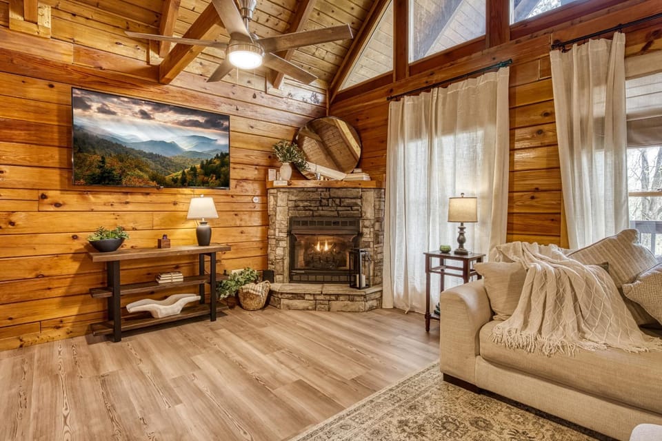 Communal lounge/ TV room, TV and multimedia, Living room, Decorative detail, Decorative detail, Seating area, Evening entertainment, Pets, Pets, Entertainment, fireplace, fireplace, pet friendly