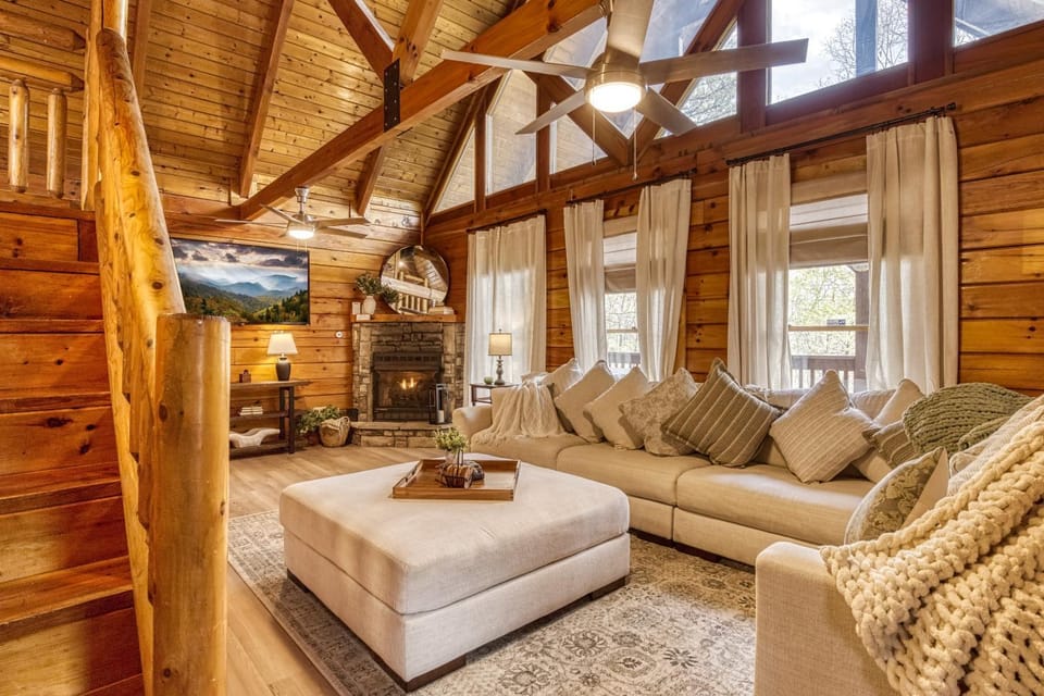 Communal lounge/ TV room, TV and multimedia, Living room, Decorative detail, Decorative detail, Seating area, Evening entertainment, Pets, Pets, Entertainment, fireplace, fireplace, pet friendly, pet friendly