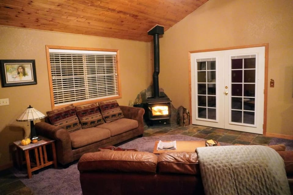 Fox Hole Serene Secluded Private Cabin Hot Tub Cabin in Park County