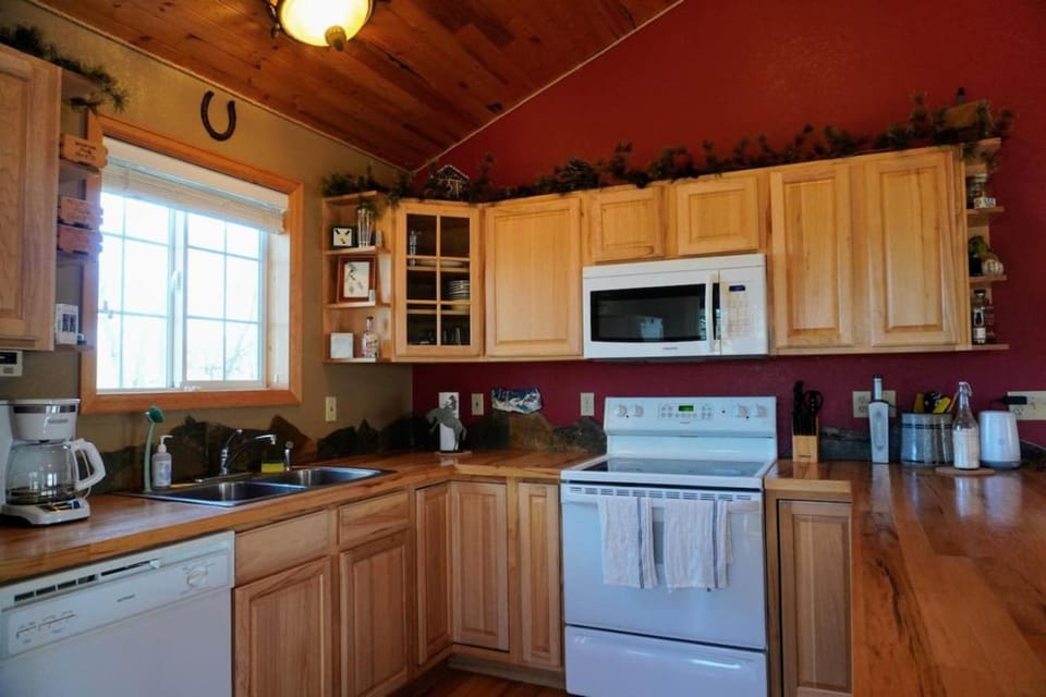 Fox Hole Serene Secluded Private Cabin Hot Tub Cabin in Park County