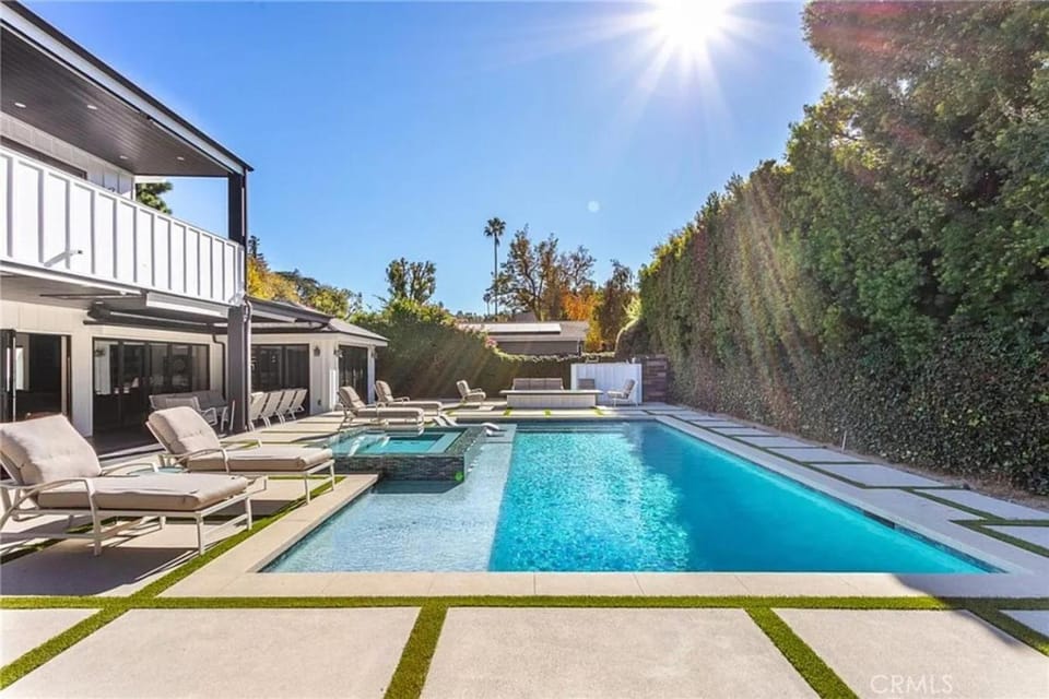 Property building, Patio, Spring, Day, Natural landscape, Garden, Spa and wellness centre/facilities, Garden view, Pool view, Swimming pool, sunbed