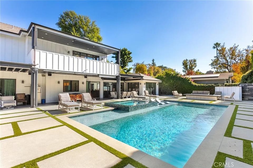 Property building, Patio, Day, Garden, Garden view, Pool view, Swimming pool, sunbed