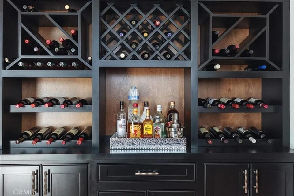 Kitchen or kitchenette, Lounge or bar, Food and drinks, Drinks, Alcoholic drinks