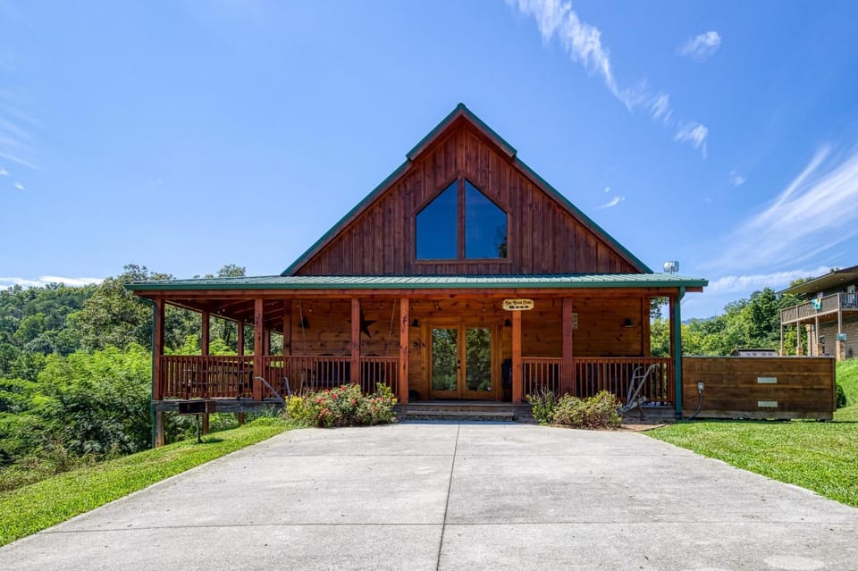Property building, Facade/entrance, Spring, Day, Natural landscape, View (from property/room), View (from property/room), Balcony/Terrace, Balcony/Terrace, Decorative detail, Decorative detail, Pets, Pets, Mountain view, Mountain view, Parking, pet friendly, pet friendly