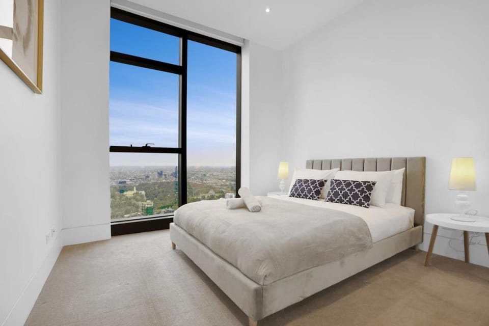 Wake Up to the Sunrise Next to Casino with Sky Pool Apartment in Southbank
