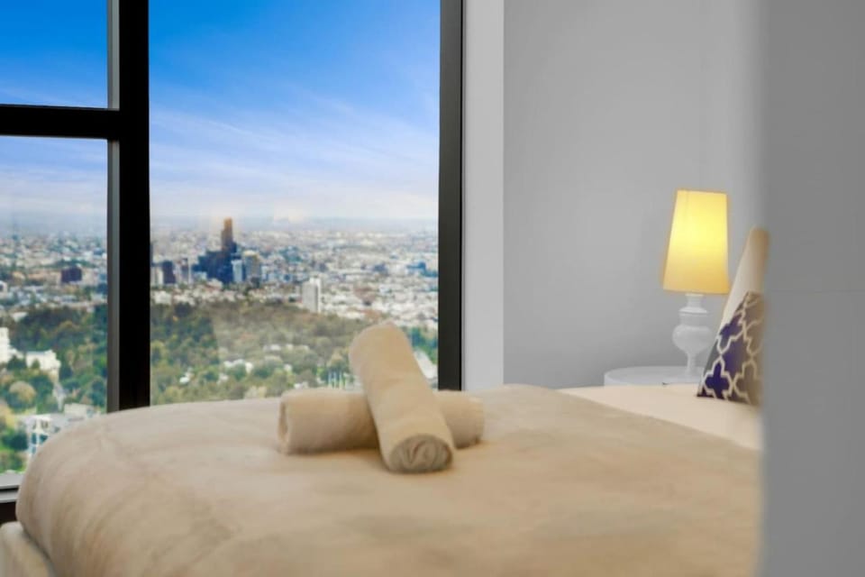 Wake Up to the Sunrise Next to Casino with Sky Pool Apartment in Southbank