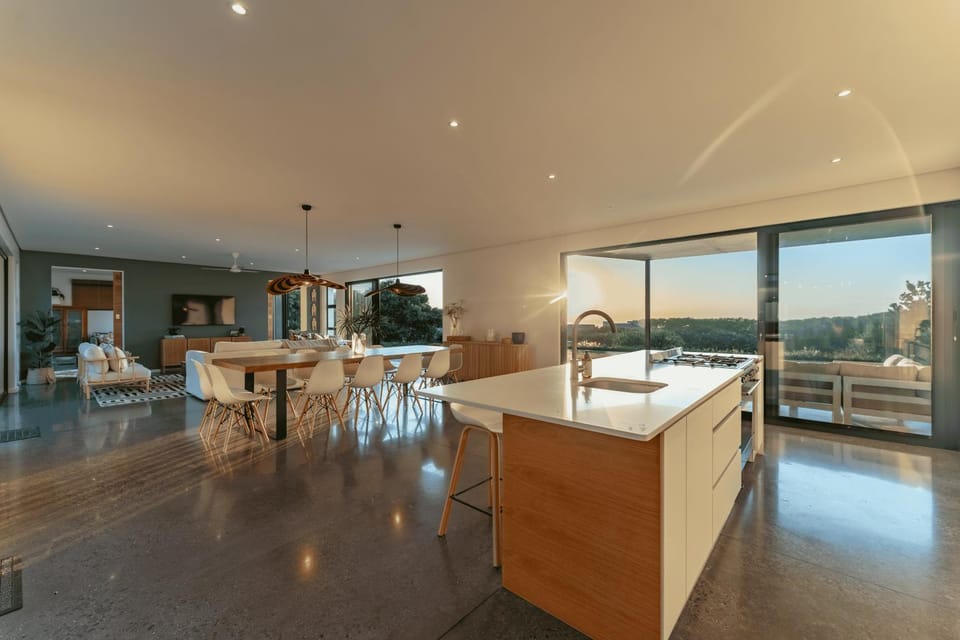 Kitchen or kitchenette, Living room, Seating area, Dining area