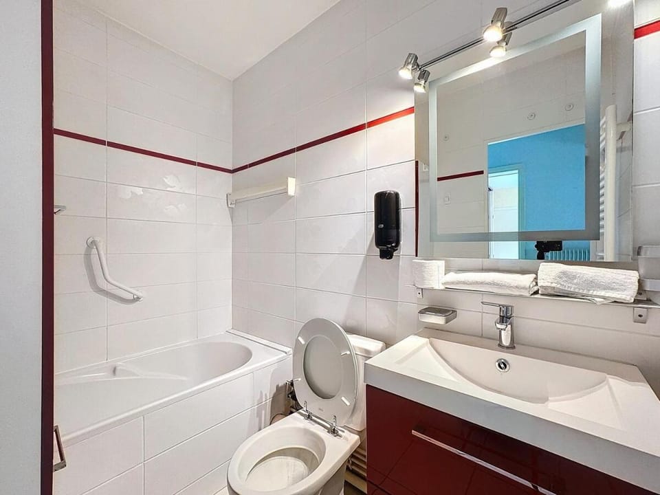 Shower, Toilet, Bathroom, Bath, towels