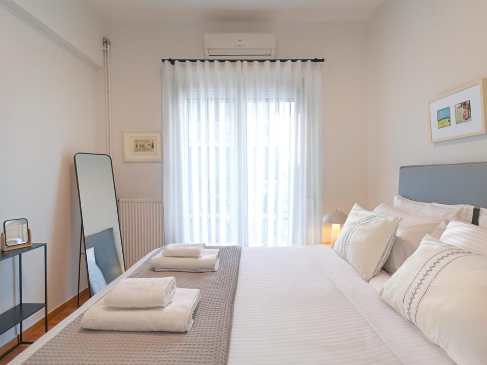 Bed, Bedroom, towels, air conditioner