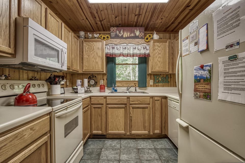 Coffee/tea facilities, Kitchen or kitchenette, dishwasher, microwave, oven, stove