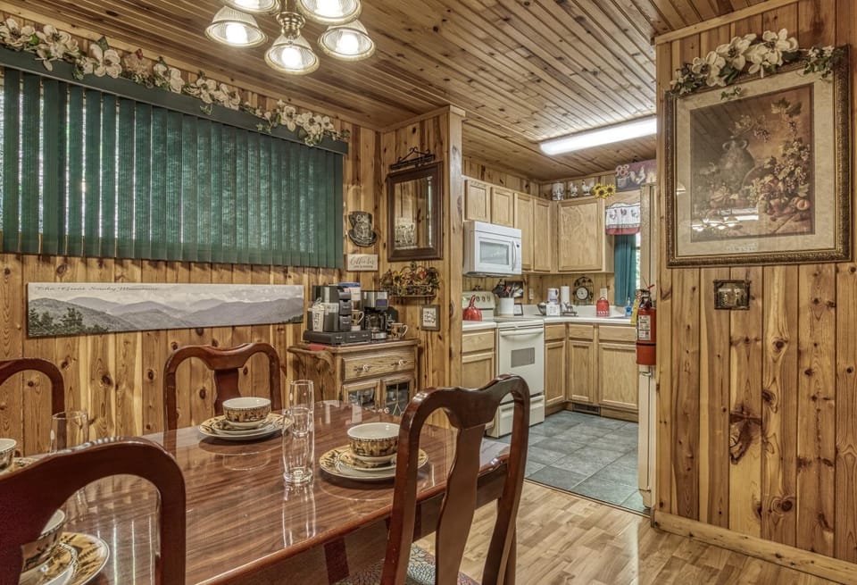 Coffee/tea facilities, Kitchen or kitchenette, Dining area, microwave, oven, stove