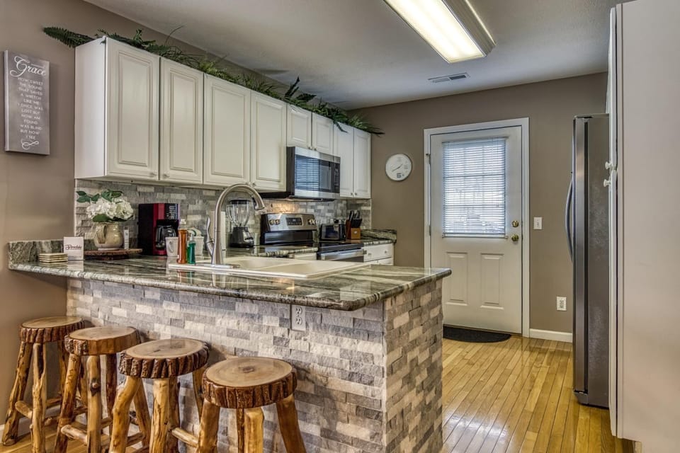 Coffee/tea facilities, Kitchen or kitchenette, Decorative detail, Decorative detail, Seating area, Dining area, Communal kitchen, microwave, oven, stove, stove, toaster, toaster, kitchen, kitchen