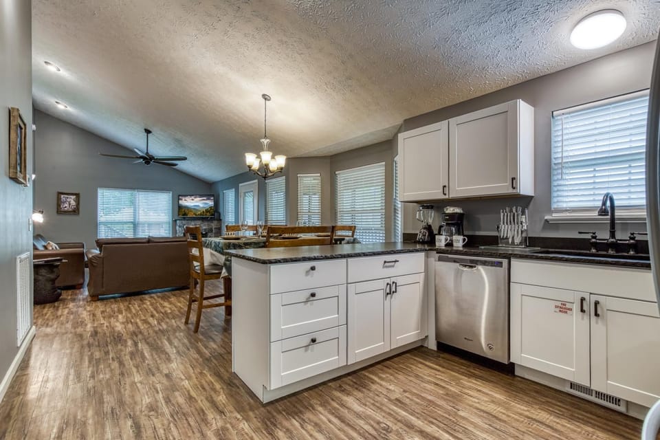 Kitchen or kitchenette, Dining area, dishwasher, pet friendly