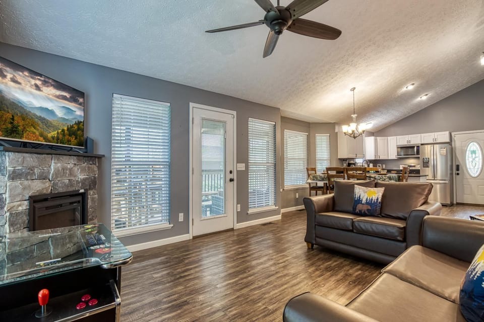 TV and multimedia, Kitchen or kitchenette, Living room, Seating area, Evening entertainment, fireplace