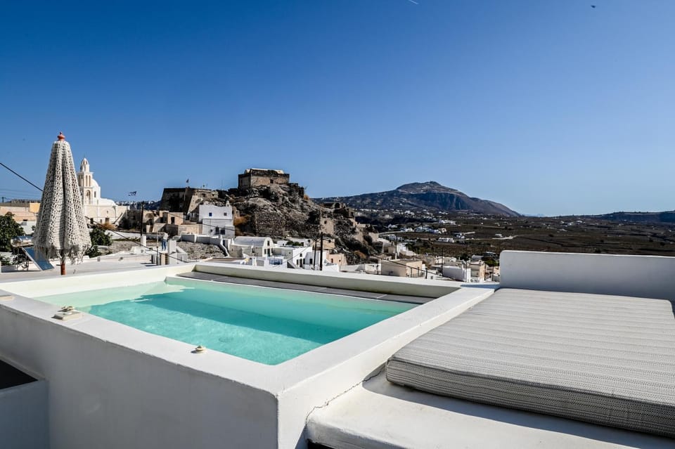 Nearby landmark, Hot Tub, Mountain view, sunbed