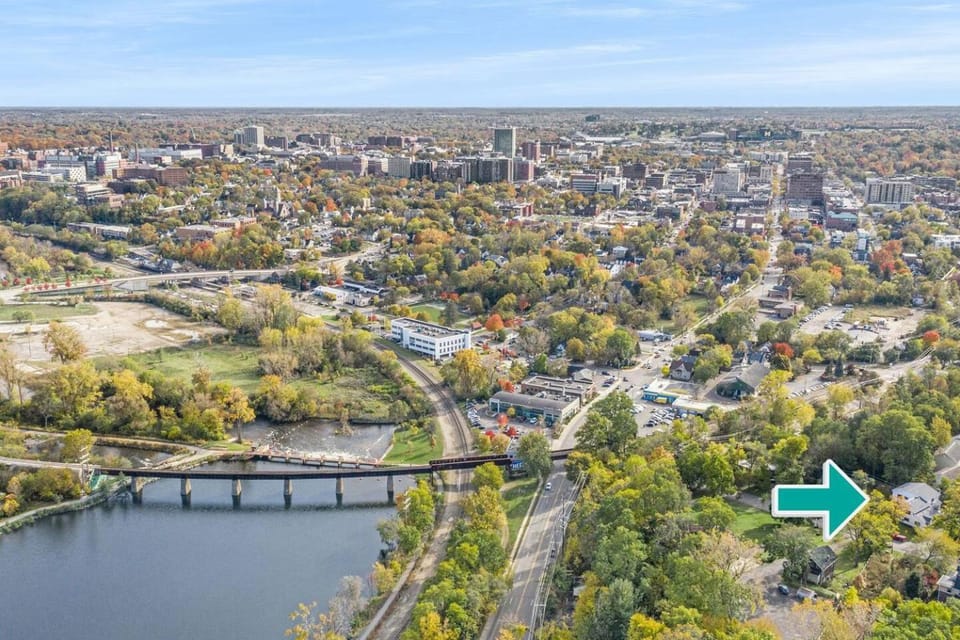 Walk Downtown Parkside City View Beautifully Remodeled House in Ann Arbor