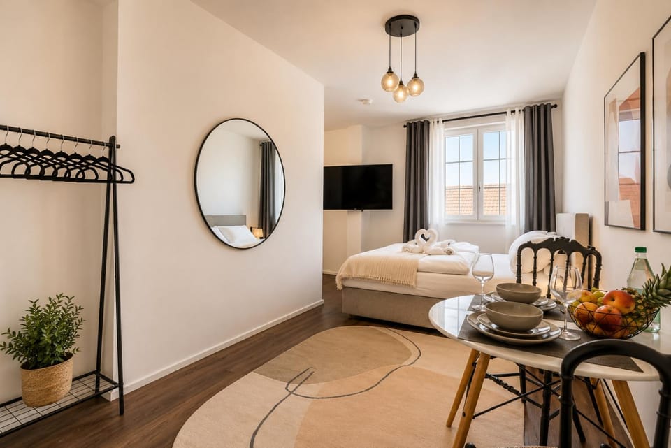 Bed, TV and multimedia, Living room, Photo of the whole room, Seating area, Bedroom, wardrobe