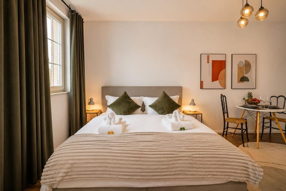 Bed, Dining area, towels