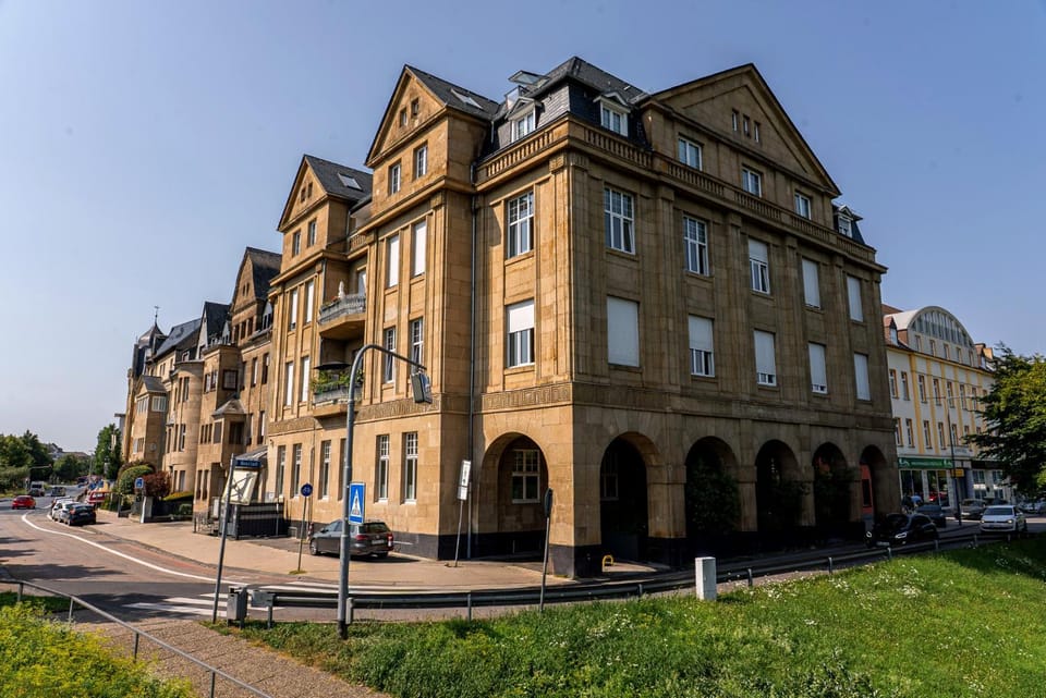 Property building, Day, Neighbourhood, Street view, Parking