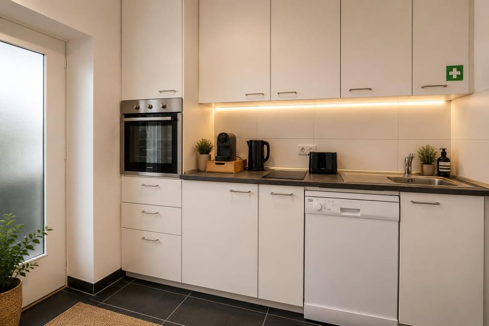 Coffee/tea facilities, Kitchen or kitchenette, oven, stove, toaster