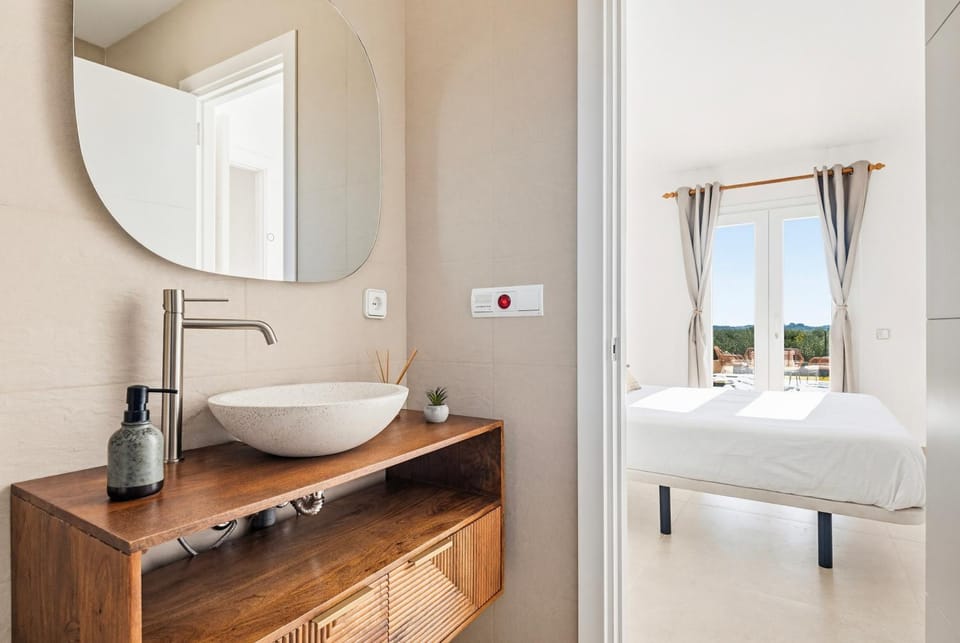Bed, Bathroom, Photo of the whole room, Bedroom, towels