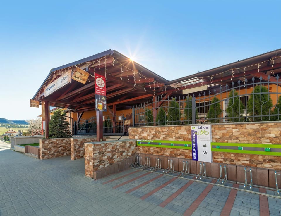 Property building, Restaurant/places to eat
