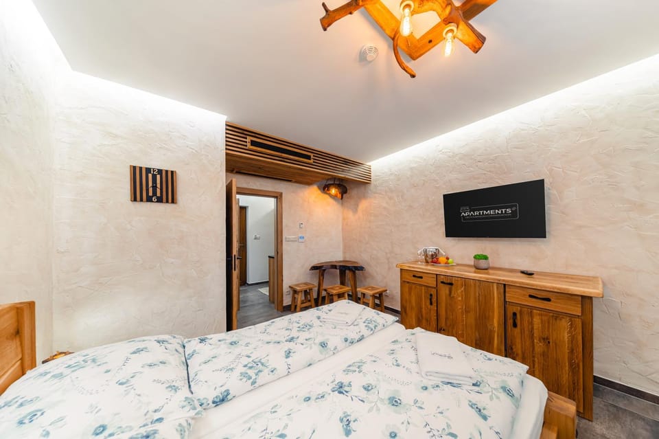 Bed, TV and multimedia, Photo of the whole room, Bedroom