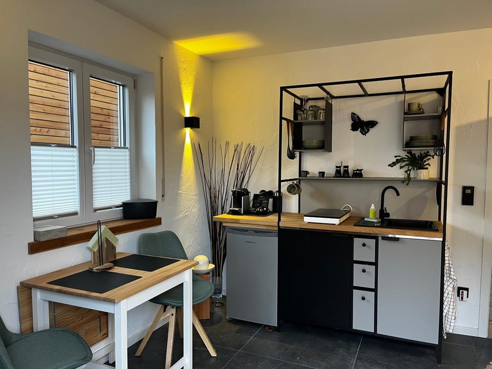 Coffee/tea facilities, Kitchen or kitchenette, Dining area, minibar, stove, toaster