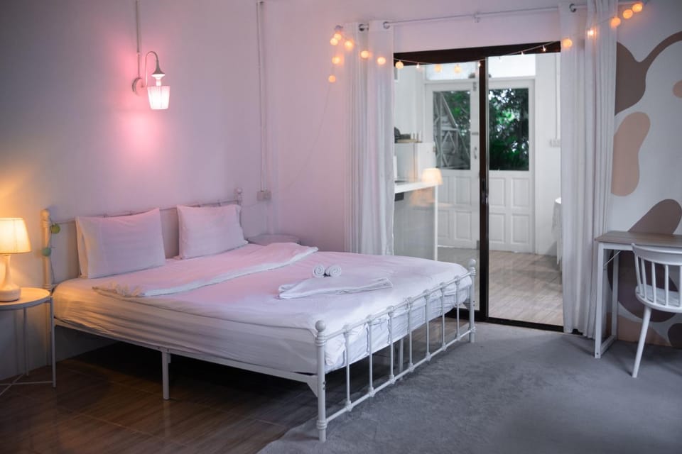 Bed, Photo of the whole room, Bedroom